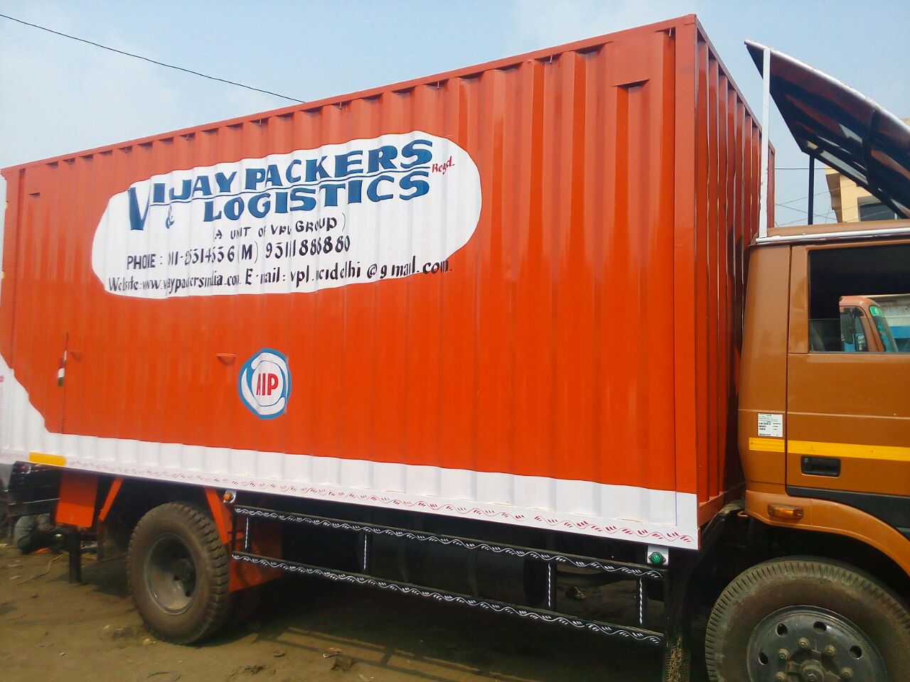 Vijay Packers truck transporting goods from Mumbai to Delhi